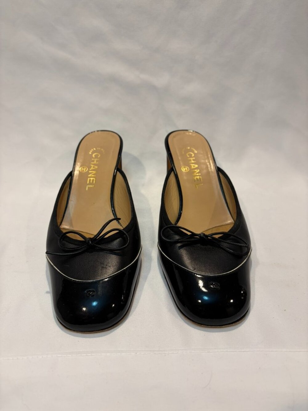 Vintage CHANEL Black/Beige Patent Leather Cap Toe with Bow CC Logo Mules EU 39.5